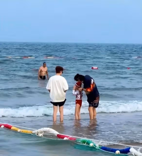 李承鉉帶lucky海邊玩，秀8塊腹肌，lucky笑出表情包