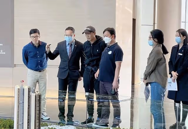 知名港星被曝在中山置業！打扮低調仍被認出，樓盤位於富豪區