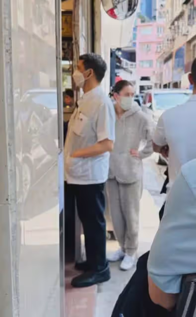香港偶遇竇驍何超蓮，排隊吃牛腩接地氣，何超蓮素顏露面認不出