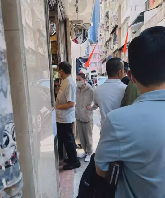 香港偶遇竇驍何超蓮，排隊吃牛腩接地氣，何超蓮素顏露面認不出