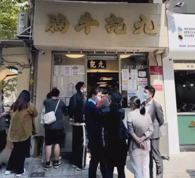 香港偶遇竇驍何超蓮，排隊吃牛腩接地氣，何超蓮素顏露面認不出