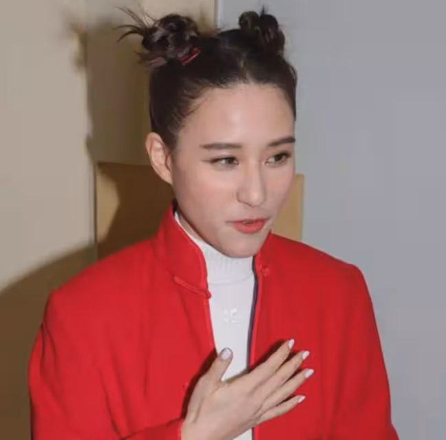 香港偶遇竇驍何超蓮，排隊吃牛腩接地氣，何超蓮素顏露面認不出