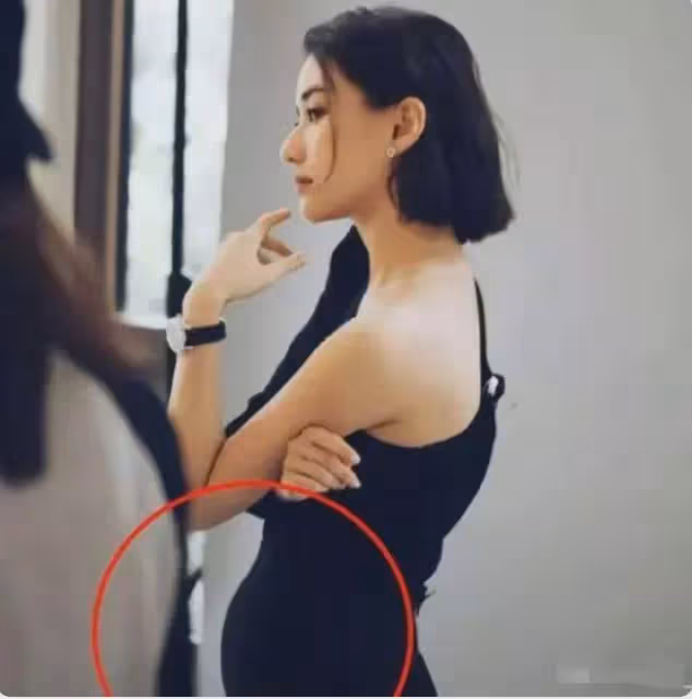 香港偶遇竇驍何超蓮，排隊吃牛腩接地氣，何超蓮素顏露面認不出