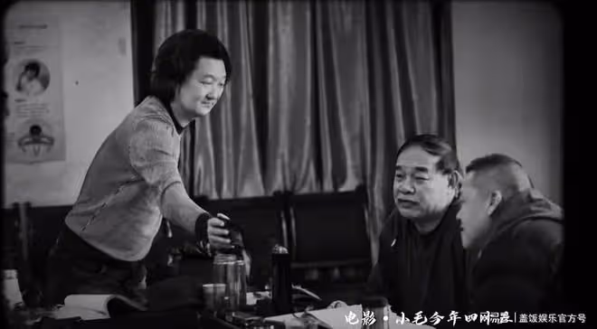 46歲王大治罕見現身！跨界做編導模樣不修邊幅，衣服緊繃頭髮亂飛