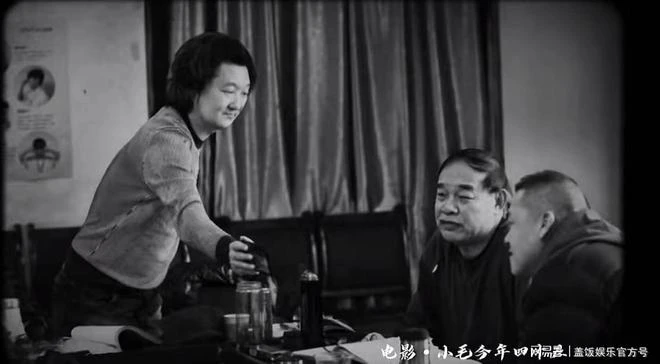 46歲王大治罕見現身！跨界做編導模樣不修邊幅，衣服緊繃頭髮亂飛