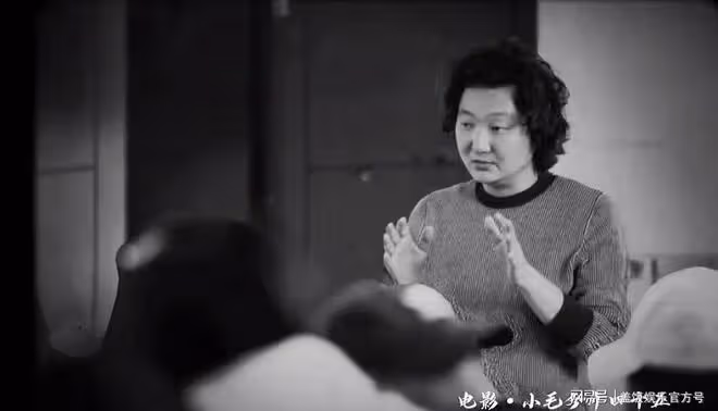 46歲王大治罕見現身！跨界做編導模樣不修邊幅，衣服緊繃頭髮亂飛