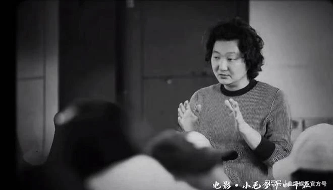 46歲王大治罕見現身！跨界做編導模樣不修邊幅，衣服緊繃頭髮亂飛