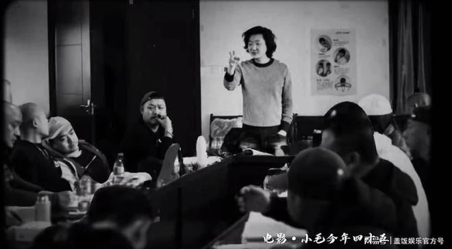 46歲王大治罕見現身！跨界做編導模樣不修邊幅，衣服緊繃頭髮亂飛