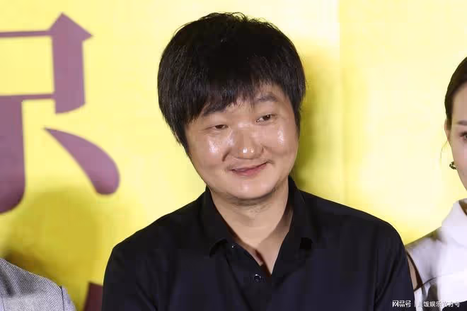 46歲王大治罕見現身！跨界做編導模樣不修邊幅，衣服緊繃頭髮亂飛