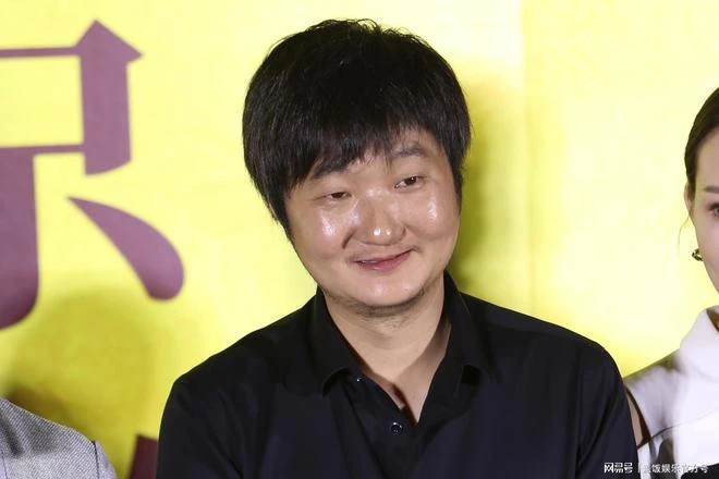 46歲王大治罕見現身！跨界做編導模樣不修邊幅，衣服緊繃頭髮亂飛