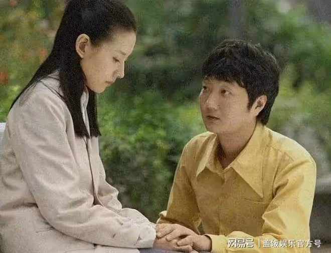 46歲王大治罕見現身！跨界做編導模樣不修邊幅，衣服緊繃頭髮亂飛