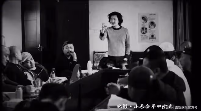 46歲王大治罕見現身！跨界做編導模樣不修邊幅，衣服緊繃頭髮亂飛
