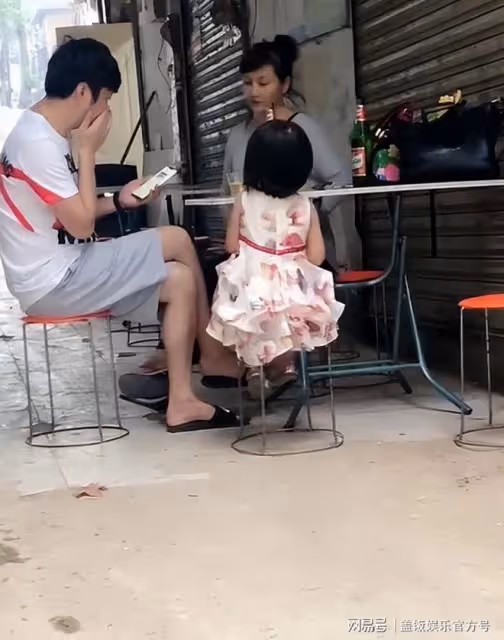 46歲王大治罕見現身！跨界做編導模樣不修邊幅，衣服緊繃頭髮亂飛