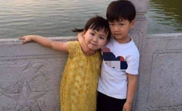 王寶強開豪車接娃，10歲兒子身高已到爸爸肩，倆孩子差距一目了然