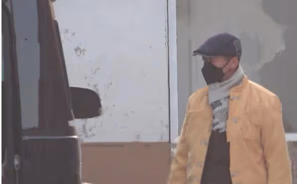 王寶強開豪車接娃，10歲兒子身高已到爸爸肩，倆孩子差距一目了然