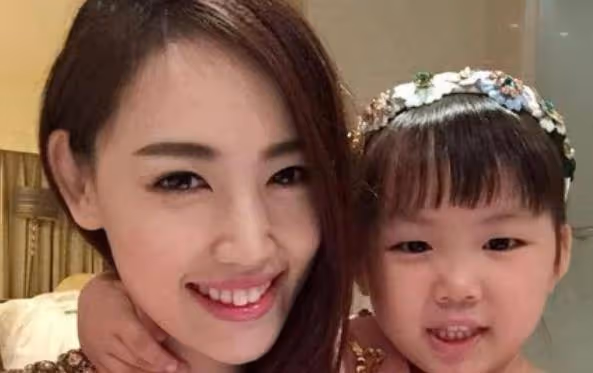 王寶強開豪車接娃，10歲兒子身高已到爸爸肩，倆孩子差距一目了然