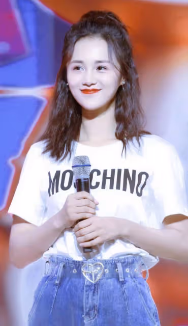 甜美少女的嫣然一笑，說的應該就是安悅溪了吧！萌系可愛充滿活潑