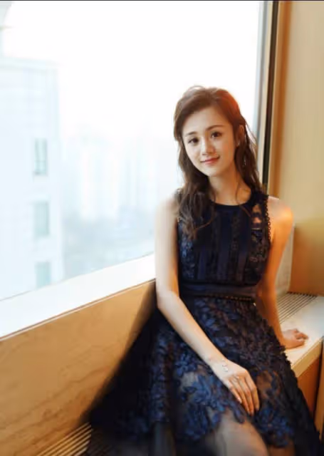 甜美少女的嫣然一笑，說的應該就是安悅溪了吧！萌系可愛充滿活潑