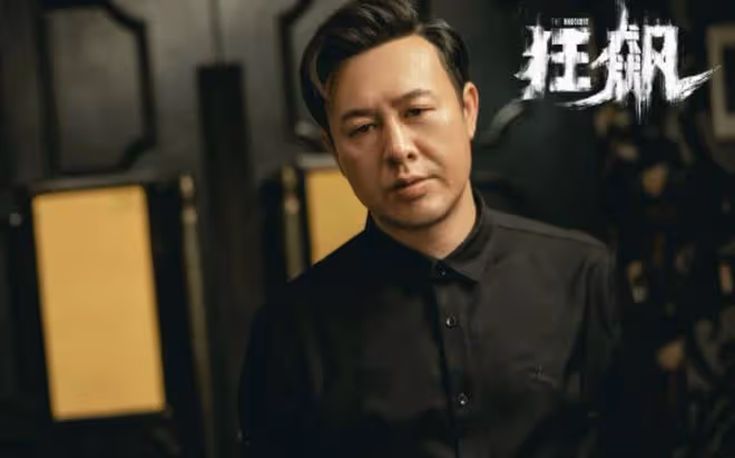 張頌文逛夜市遭圍堵,穿平價馬甲太低調,女助理背4萬包親密挽手