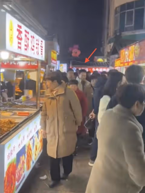 張頌文逛夜市遭圍堵,穿平價馬甲太低調,女助理背4萬包親密挽手