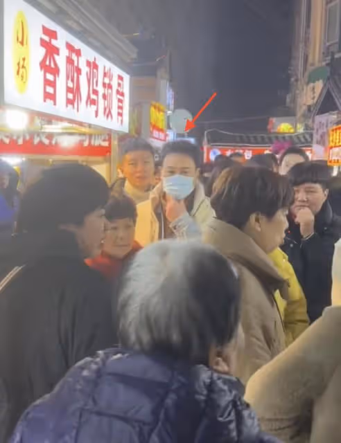 張頌文逛夜市遭圍堵,穿平價馬甲太低調,女助理背4萬包親密挽手