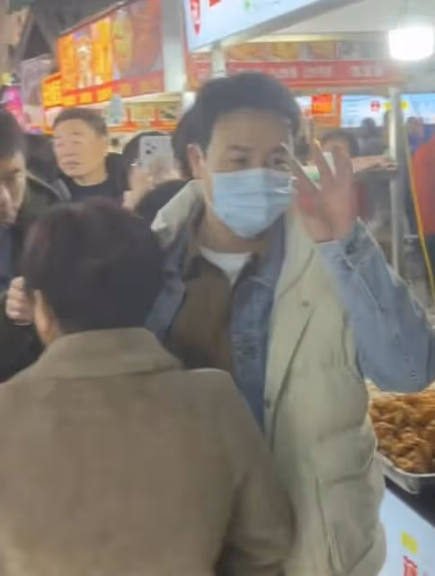 張頌文逛夜市遭圍堵,穿平價馬甲太低調,女助理背4萬包親密挽手