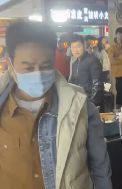 張頌文逛夜市遭圍堵,穿平價馬甲太低調,女助理背4萬包親密挽手
