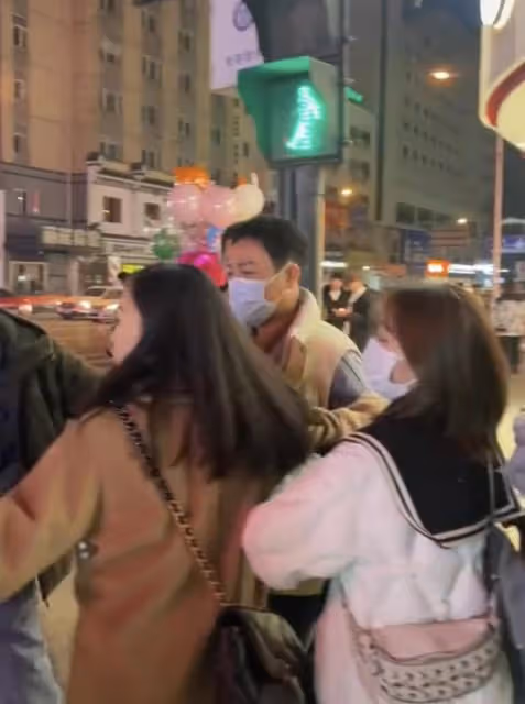 張頌文逛夜市遭圍堵,穿平價馬甲太低調,女助理背4萬包親密挽手