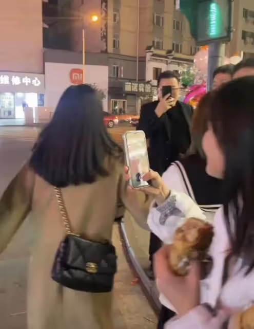 張頌文逛夜市遭圍堵,穿平價馬甲太低調,女助理背4萬包親密挽手