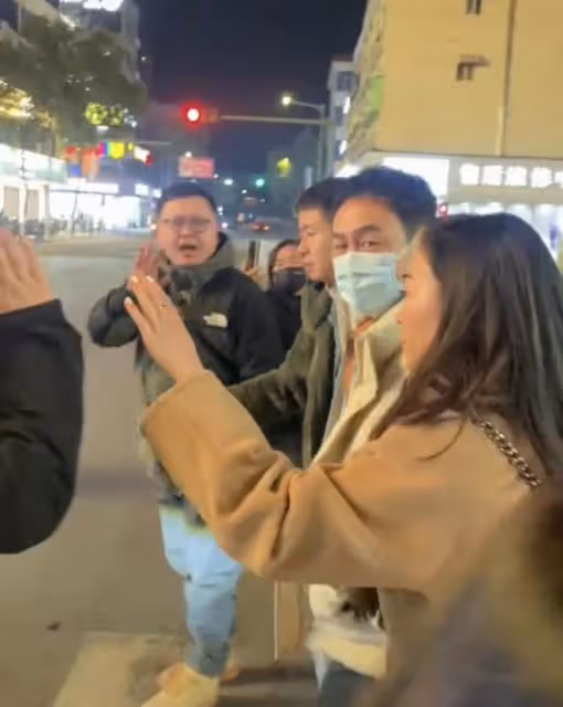 張頌文逛夜市遭圍堵,穿平價馬甲太低調,女助理背4萬包親密挽手