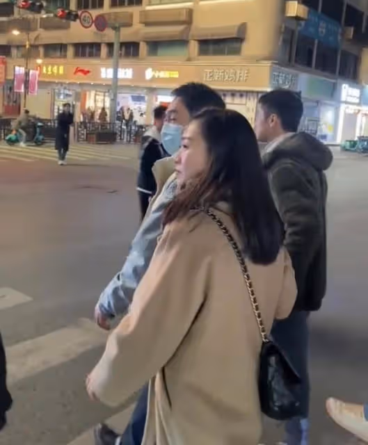 張頌文逛夜市遭圍堵,穿平價馬甲太低調,女助理背4萬包親密挽手