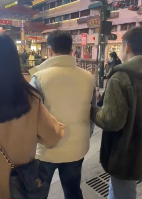 張頌文逛夜市遭圍堵,穿平價馬甲太低調,女助理背4萬包親密挽手