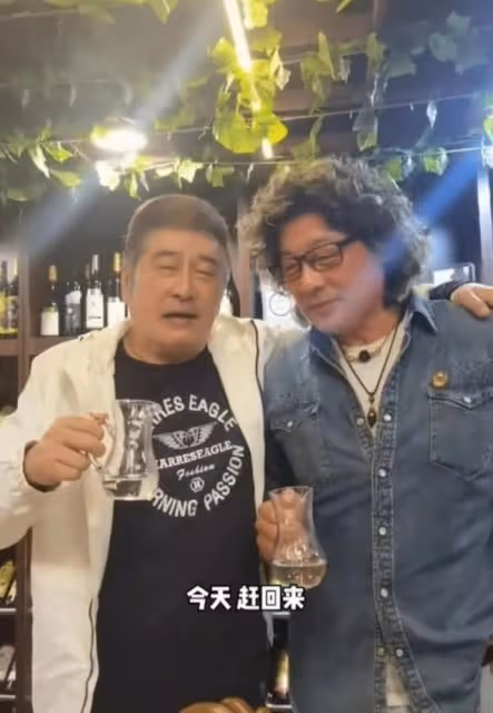 好精神!78歲資深港星與好友飯聚豪飲白酒,曾患肺癌中風今已康復