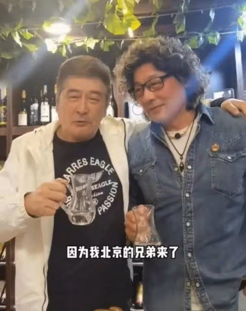 好精神!78歲資深港星與好友飯聚豪飲白酒,曾患肺癌中風今已康復