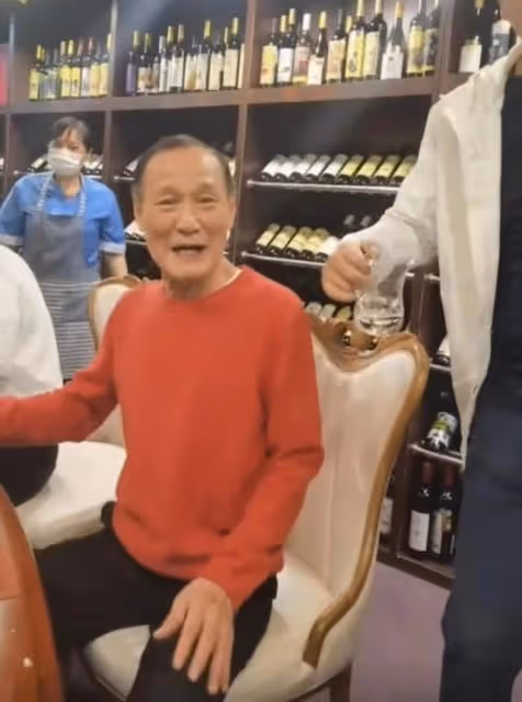 好精神!78歲資深港星與好友飯聚豪飲白酒,曾患肺癌中風今已康復