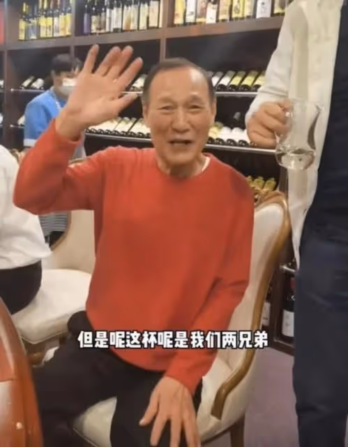 好精神!78歲資深港星與好友飯聚豪飲白酒,曾患肺癌中風今已康復