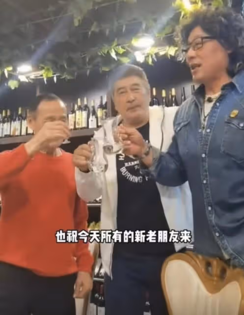 好精神!78歲資深港星與好友飯聚豪飲白酒,曾患肺癌中風今已康復