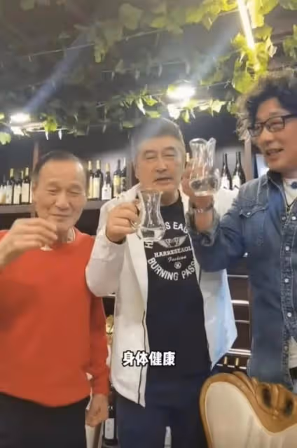 好精神!78歲資深港星與好友飯聚豪飲白酒,曾患肺癌中風今已康復