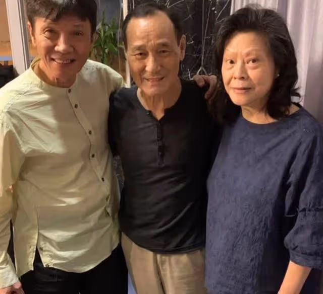 好精神!78歲資深港星與好友飯聚豪飲白酒,曾患肺癌中風今已康復