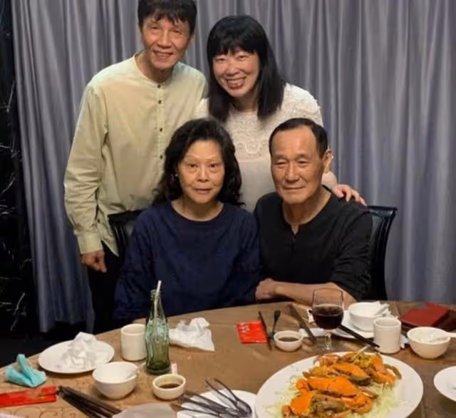 好精神!78歲資深港星與好友飯聚豪飲白酒,曾患肺癌中風今已康復