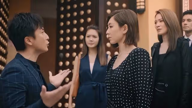 香港知名男星曬與TVB視後青澀合照,劇中飾演母子,現實只差一歲