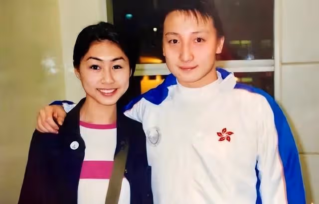 香港知名男星曬與TVB視後青澀合照,劇中飾演母子,現實只差一歲