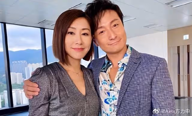 香港知名男星曬與TVB視後青澀合照,劇中飾演母子,現實只差一歲