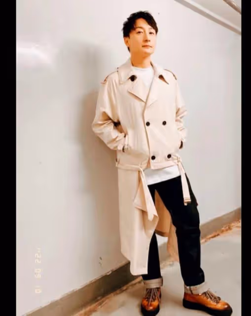 香港知名男星曬與TVB視後青澀合照,劇中飾演母子,現實只差一歲