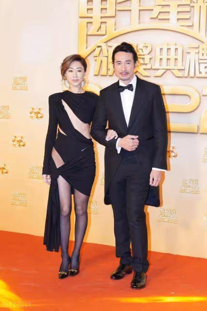 香港知名男星曬與TVB視後青澀合照,劇中飾演母子,現實只差一歲