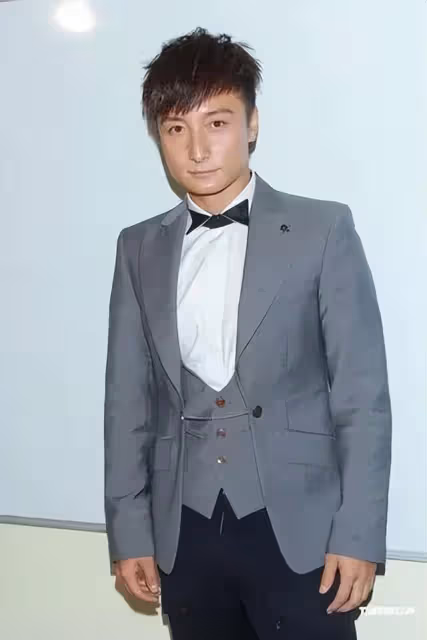 香港知名男星曬與TVB視後青澀合照,劇中飾演母子,現實只差一歲