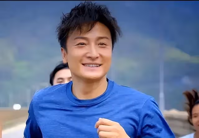 香港知名男星曬與TVB視後青澀合照,劇中飾演母子,現實只差一歲