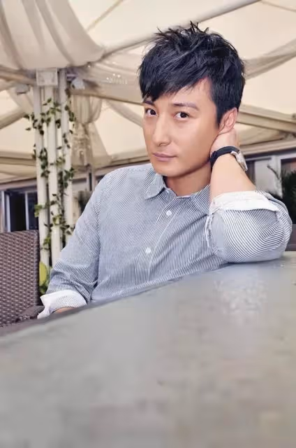 香港知名男星曬與TVB視後青澀合照,劇中飾演母子,現實只差一歲