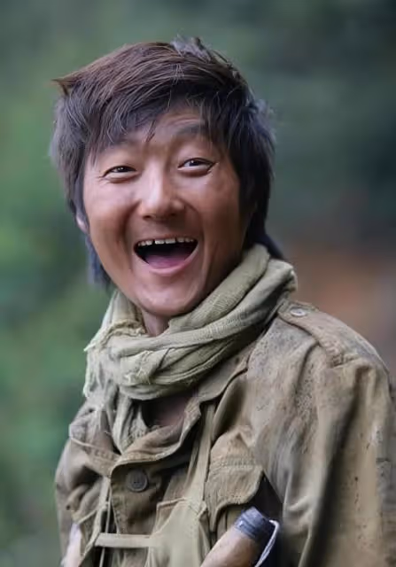 46歲王大治近況曝光，多年無戲可拍生活落魄，如今轉幕後當編導