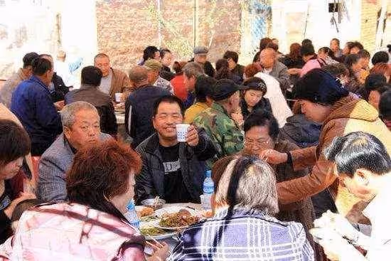父過60大壽,親生子女「裝喝醉」趴桌不起,養子「主動結賬」,老父見狀塞給他「一紙袋」兒女瞬間酒醒
